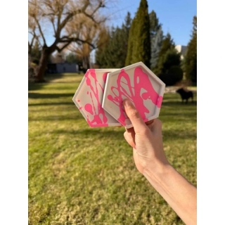 PINKY. Hexagon. Podtácek s růžovým designem